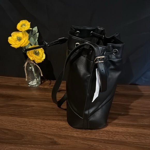 Piombo Elegant Black‎ Bucket Bag - Picture 2 of 6